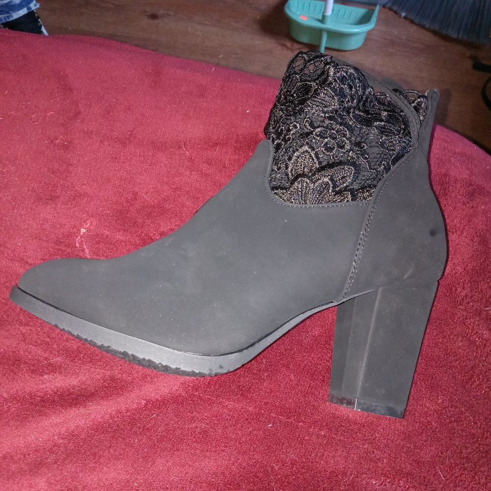 Knew with box boots